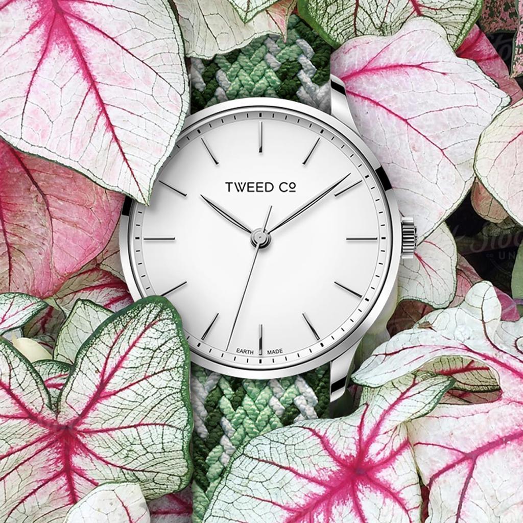 Montre Tweed Co. Margot Acier 36 mm posée au centre de pétales de fleurs, symbole d’élégance naturelle et de raffinement artisanal
