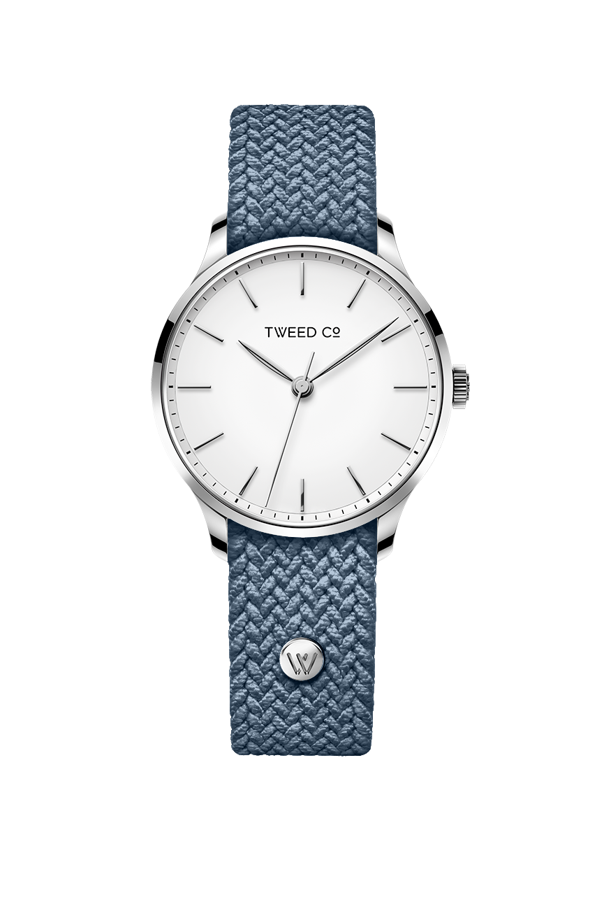 Montre Michelle acier avec bracelet jean et charms personnalisés, dont un charm photo et un cœur, au poignet d’une femme élégante à Bordeaux.