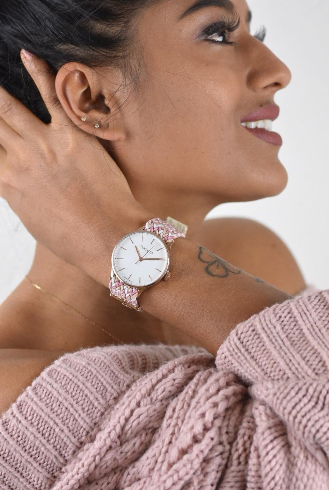 Montre femme Michele Acier 36 mm Tweed Co. portée avec bracelet tressé et charm personnalisé, dans une ambiance dansante et urbaine